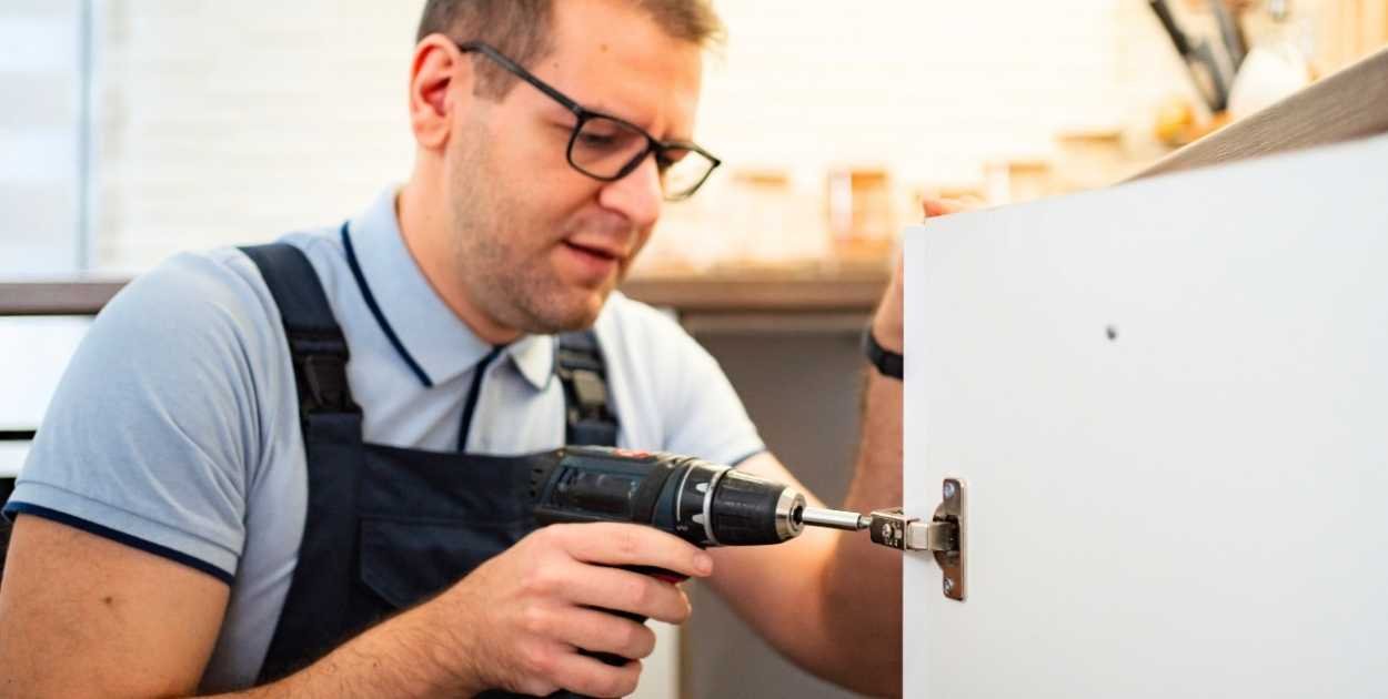 using cabinet hardware jig drilling holes cabinet door DIY